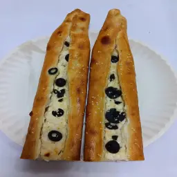 Akkawi Cheese with Olives
